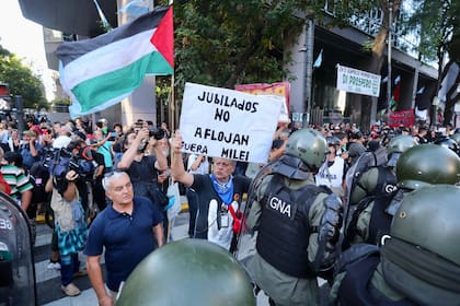 Las fuerzas de seguridad implementan el protocolo antipiquetes durante la marcha de jubilados y gremios frente al Congreso