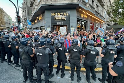 Las fuerzas de seguridad implementan el protocolo antipiquetes durante la marcha de jubilados y gremios frente al Congreso