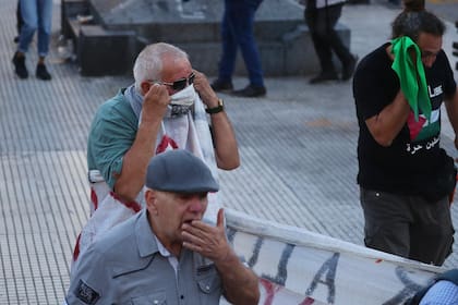 Las fuerzas de seguridad implementan el protocolo antipiquetes durante la marcha de jubilados y gremios frente al Congreso
