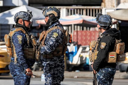 Las fuerzas de seguridad iraquíes apostadas junto al Monumento de la Libertad en la Plaza Tahrir de Bagdad el 26 de diciembre de 2023. 