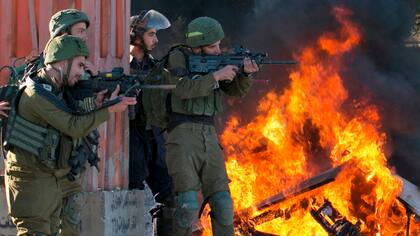 Las fuerzas de seguridad israelíes apuntan a los manifestantes palestinos durante los enfrentamientos