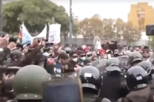 Las fuerzas de seguridad se enfrentaron con manifestantes en las inmediaciones del Congreso, en el marco de una nueva marcha por los jubilados