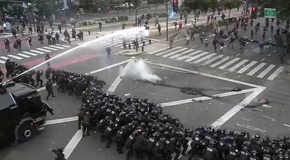 Las fuerzas de seguridad utilizaron camiones hidrantes y gases para despejar a los manifestantes