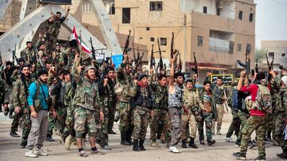 Las fuerzas del gobierno sirio festejan en Abu Kamal