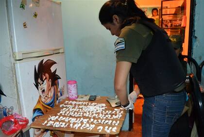 Las fuerzas especiales de la Gendarmería realizaron un vasto allanamiento en el edificio de Yerbal y Campana