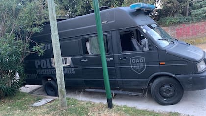 Las fuerzas especiales de la policía bonaerense, en el allanamiento de la casa del adolescente señalado como el autor de las amenazas de bomba en el colegio Riverside, de Acassuso