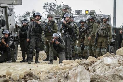 Las fuerzas israelíes enfrentan protestas palestinas en Beita, Cisjordania. (Nasser Ishtayeh/SOPA Images via ZUMA Press Wire/dpa)