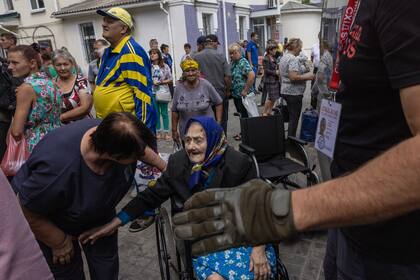 Las fuerzas rusas están atacando posiciones ucranianas a lo largo de las líneas del frente en el este de Ucrania, dijeron funcionarios militares ucranianos, mientras continúan los ataques en suelo ruso por parte de Ucrania.