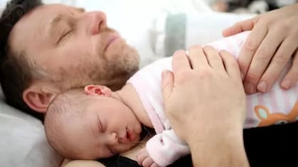 Las funciones fisiológicas que indican a los padres que la noche es el mejor momento para dormir no empiezan a desarrollarse hasta las 8 -11 semanas en bebés totalmente sanos