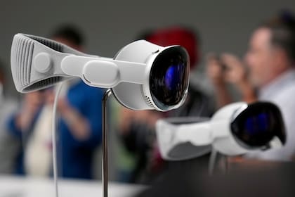 Las gafas Vision Pro de Apple en una sala de exposiciones del campus de Apple en Cupertino, California, el lunes 5 de junio de 2023. (AP Foto/Jeff Chiu)