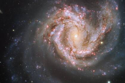 Las galaxias se agrupan en cúmulos en medio del espacio
