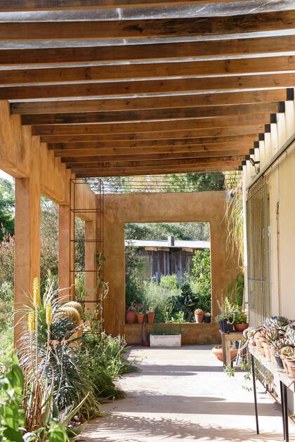 Las galerías brindan refugio del frío, del sol del verano, de las temporadas lluviosas y permiten la ventilación que las suculentas necesitan. Las paredes fueron tratadas con óxidos naturales..