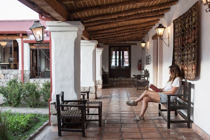 Las galerías de la estancia son amplias y amigables para disfrutar del valle.