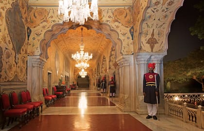 Las galerías de las dependencias privadas del palacio, con espectacular vista a los parques de efecto infinito.
