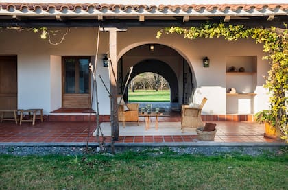 Las galerías del hotel, esos espacios semicubiertos tan utilizados en Salta, conservan una sencillez ignaciana que invita a admirar el paisaje.