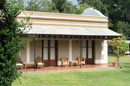 Las galerías y el jardín de Posada del Sauce.