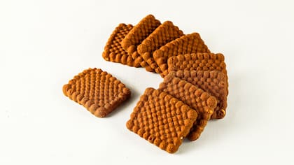 Las galletitas se pueden mojar en café negro, leche o leche con chocolate