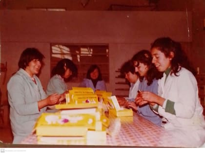 Las "Gallinitas" se realizaban de manera artesanal, pero el invento de Hugo permitió hacer 50 mil por día, lo que cambió la productividad de las mismas, que eran muy baratas