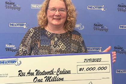 Las ganadoras de la lotería posaron con sus premios de Powerball