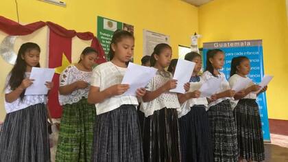 Las ganancias de "Chiquitita" van a Unicef, que usan el dinero para pagar la educación en salud en escuelas como esta en Guatemala.