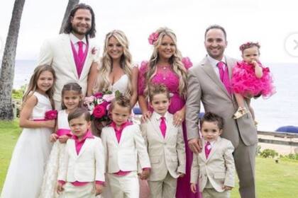 Las gemelas Jalynne y Janelle junto a sus maridos y sus hijos