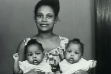 Las gemelas nacieron en medio oriente, porque allí estaba su padre en servicio para la Fueza Aérea Británica, pero la familia era originaria de Barbados