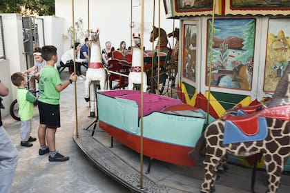 Las generaciones pasan y la calesita sigue