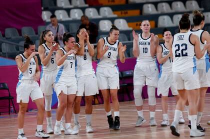 Las Gigantes llorando luego de escuchar el himno