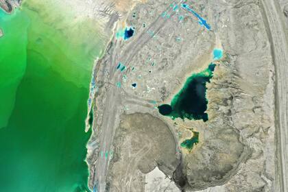 Las gigantescas represas de colores brillantes o aguas azuladas y verdosas alrededor de las ciudades de Coquimbo, Antofagasta, Atacama -en el árido desierto homónimo- y en la región metropolitana, que alberga dos de los más grandes vertederos