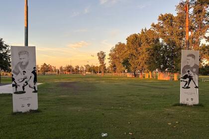 Las gigantografías de Vivas y Rubiolo ubicadas en el campo de deportes del CRaR están destinadas a ser una inspiración para los niños que practican rugby, de modo de motivarlos con la posibilidad de ser Pumas algún día.