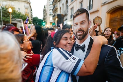 Las gigantografías ganaron la atención de los fans, que no dudaron en posar para las fotos
