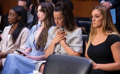 Las gimnastas Simone Biles, McKayla Maroney, Aly Raisman y Maggie Nichols (de izquierda a derecha) durante una audiencia en el Senado sobre un informe relacionado a la investigación de la FBI por el manejo de una investigación al doctor Larry Nassar, el 15 de septiembre de 2021