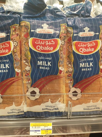 Las góndolas de los supermercados en Qatar, con precios variados para el mercado de argentinos