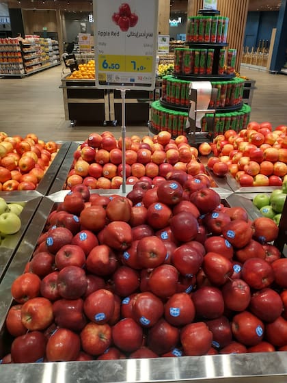 Las góndolas de los supermercados en Qatar, con precios variados para el mercado de argentinos