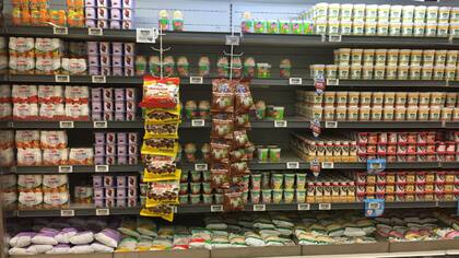 Las góndolas de los supermercados muestran la merma en la distribución de productos SanCor