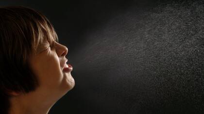 Cuando estornudamos, las gotas, más grandes y que van a mayor velocidad, caen al suelo hasta a ocho metros de distancia