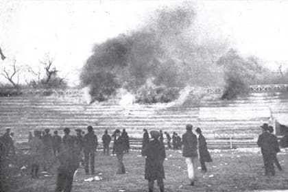 Las gradas de madera del viejo estadio de GEBA arden