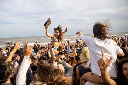 Las grandes aglomeraciones en la costa bonaerense y las fiestas clandestinas preocupan al gobierno por la suba de los contagios
