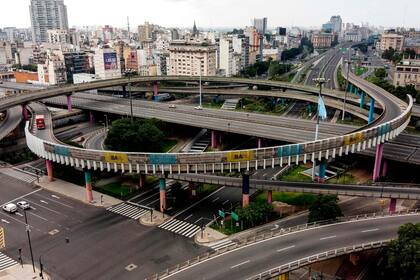 Vista de la autopista vacía en plena ciudad de Buenos Aires