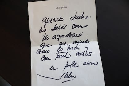 Las grandes estrellas, como Julio Iglesias, no solo visitaban Indiscreciones, sino que mantenían una relación afectuosa con el conductor del ciclo