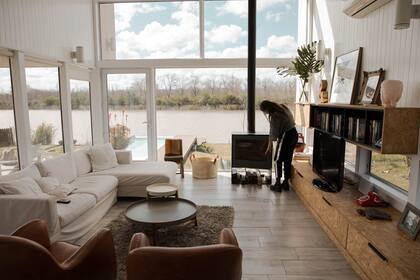 Las grandes ventanales, con carpintería de doble vidrio, aportan mayor hermeticidad y favorece el ingreso de luz