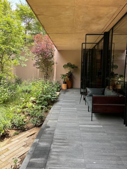 “Las gravas aún no son tan habituales en México; su incorporación en jardines es relativamente reciente. Cuando están bien ejecutadas, permiten un uso cotidiano y confortable: se puede caminar y hasta pasar por allí con una bicicleta sin que el terreno se hunda”.