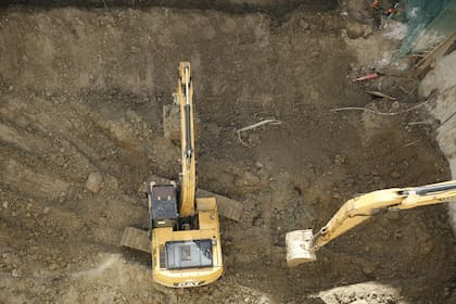 Las grúas excavan para hacer cocheras