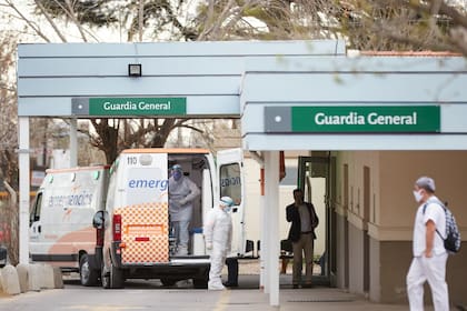 Las guardias hospitalarias están a full, con ingreso permanente de pacientes. En tierra cuyana ya son casi 9.000 los infectados y 135 los muertos. En una jornada crecieron casi 100% los contagios.