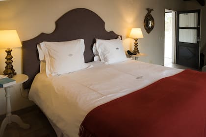 Las habitaciones, con estilo y textiles coloniales, tonos beige y marrones, se combinan para crear ambientes elegantes y llenos de luminosidad.