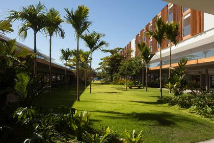 Las habitaciones dan al mar y los jardines.