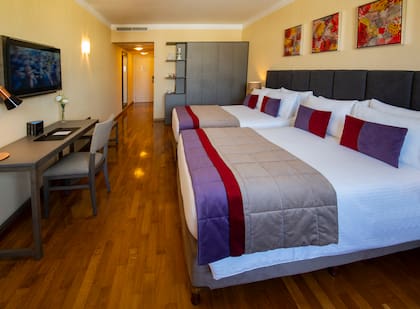 Las habitaciones de este hotel están equipadas para que grandes y chicos disfruten cómodos.