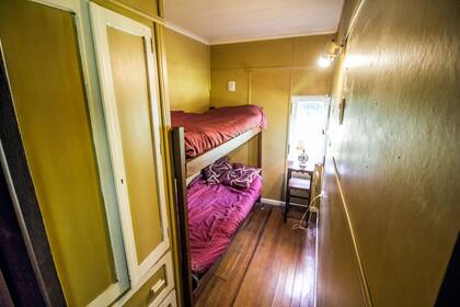 Las habitaciones de la cabaña original son tan pequeñas que parecen los camarotes de un barco o de un tren