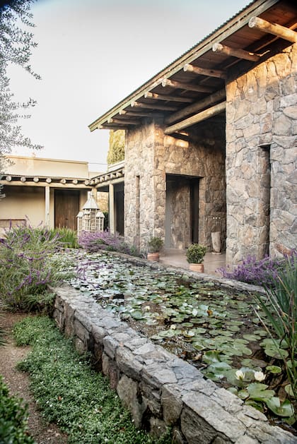 Las habitaciones de la casa dan a este gran patio central con un generoso estanque.