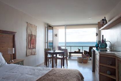 Las habitaciones de Océano Patagonia se lucen con vista directa a la playa de Puerto Pirámides